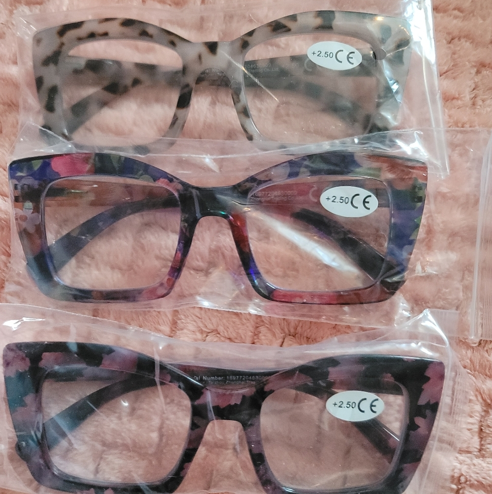 Stylish Reading Glasses Set